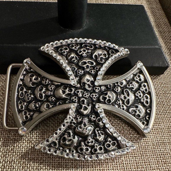 BEAUTIFUL BELT BUCKLE WITH SWAROVSKI CRYSTALS AND SKELETON HEADS. - Picture 1 of 5